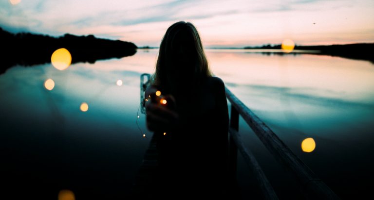 Luz perseguida por una asesina
